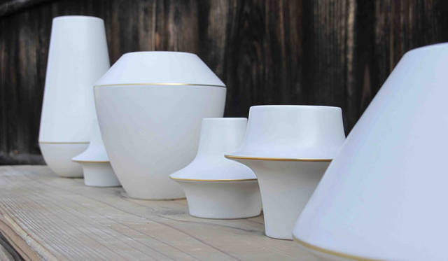 <strong>青木昭夫がリポートする「2013年サローネビューイング」</strong>　「Laura Noriega（ローラ・ノリーガ）」京都の清水焼である瑞光窯で製作した花器やキャンドルホルダーシリーズempathy。ふちに金色の塗装をほどこしている