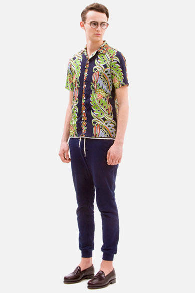 <strong>BEAUTY&YOUTH UNITED ARROWS</strong>　「Web LOOK BOOK “LOOKS” 2013 SUMMER」　シャツ1万9950円、カットソー3360円、パンツ8190円、アイウェア1万9950円、靴3万3600円