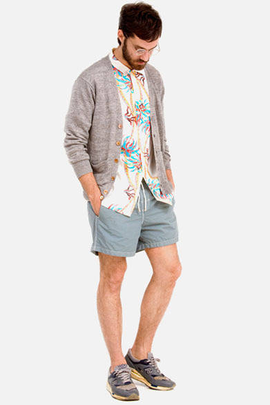 <strong>BEAUTY&YOUTH UNITED ARROWS</strong>　「Web LOOK BOOK “LOOKS” 2013 SUMMER」　カーディガン1万1550円、シャツ1万9950円、ショーツ7980円、アイウェア1万9950円