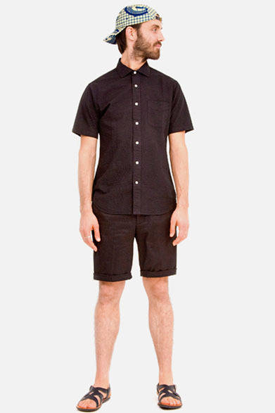 <strong>BEAUTY&YOUTH UNITED ARROWS</strong>　「Web LOOK BOOK “LOOKS” 2013 SUMMER」　シャツ1万500円、ショーツ1万500円、キャップ6090円、サンダル1万3650円