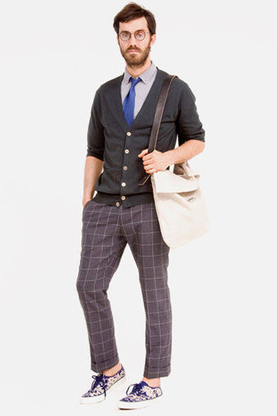 <strong>BEAUTY&YOUTH UNITED ARROWS</strong>　「Web LOOK BOOK “LOOKS” 2013 SUMMER」　カーディガン1万500円、シャツ9450円、パンツ1万4700円、アイウェア1万9950円、タイ8400円、バッグ1万5540円、靴1万1550円