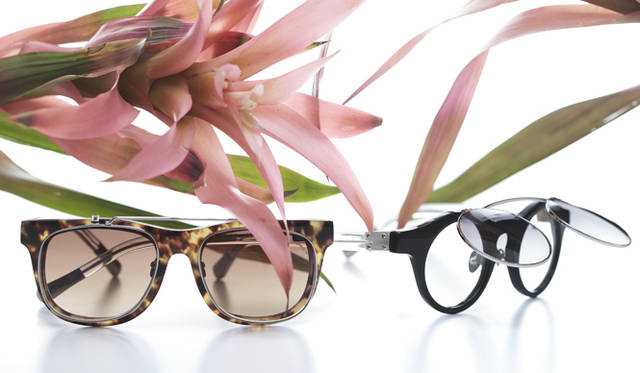 <strong>キーワードその①　“パカパカ”</strong><h2>元祖ファッションアイウェア</h2>アレキサンダー・ワンやドリス ヴァン ノッテン、ジェレミー・スコットなど、数々のファッションブランドのアイウェアを手掛け、またファッション感度の高い海外セレブたちにもファンの多いイギリス発のアイウェアブランド、リンダ ファロー。エディ・スリマン率いる当時のディオール・オムにて、エディに師事したクリス ヴァン アッシュとコラボした今回の新作がこちら。ダークトーンを基調とするクリスのコレクションにぴったりな、静謐さ漂う繊細な色味が美しい。<br /><br />サングラス 左から 4万3050円（クリス ヴァン アッシュ by リンダ ファロー／アイヴァン PR Tel.03-6434-5027）、3万9900円 ※参考価格（クリス ヴァン アッシュ by リンダ ファロー／ディプトリクス Tel.03-3409-0089）