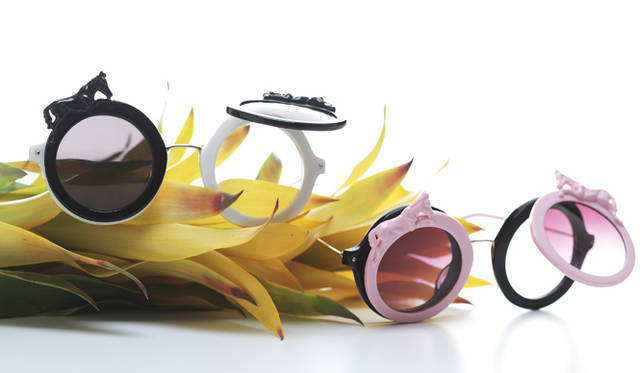 <strong>キーワードその①　“パカパカ”</strong><h2>タイ発の大注目ブランド、スレトシス</h2>キュートで少々エキセントリックなデザインで、ケイティ・ペリーをはじめとする世界のファッションセレブからの注目を集めるSretsis（スレトシス）。タイ出身の三姉妹によって2002年にスタートしたウェアを中心としたブランドだ。今回はバナナやチェリー、バンビなど、ファンタジックなモチーフづかいを得意とするブランドらしい、“馬”をアクセントにした遊び心満載のサングラスをピックアップ。着こなしにファニーなアイテムをプラス、最高にゴキゲンな夏スタイルの完成だ。<br /><br />サングラス 各3万3600円（スレトシス／H3Oファッションビュロー　Tel. 03-6438-9710）