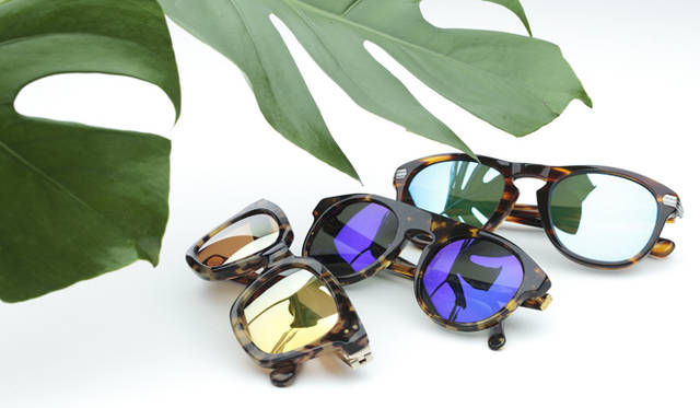 <strong>キーワードその②　“ギラギラ”</strong><h2>この夏、スポーティなミラーグラスが新鮮！</h2>ミラーグラスといえばスポーツサングラスというイメージが強いが、この夏はファッションサングラスとしてミラーレンズを採用するブランドが多くみられる。定番のウェリントン型やレトロな丸型など、いつものサングラスもレンズが変わるだけで新鮮な表情に！<br /><br />サングラス 左から 3万4650円（マーク ジェイコブス／サフィロジャパン　Tel. 03-5148-7071）、2万3100円（スーパー／ブルース　Tel. 03-6438-9913）、3万3600円（オリバーピープルズ／ブリンク・ベース　Tel. 03-3401-2835）