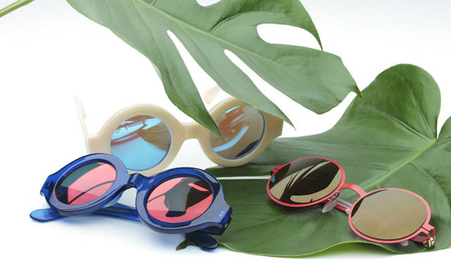 <strong>キーワードその②　“ギラギラ”</strong><h2>レトロな丸型が大ヒット</h2>キャッツアイやバタフライ、ティアドロップやウェリントンなど、さまざまなトレンドを経て、この夏はレトロな丸型（ラウンド）にスポットライトが当たっている。このクラシカルでユニークな丸型フレームに、未来的なミラーレンズをミックス。もっとも“今年らしい”といえるふたつのエレメンツを掛け合わせた旬なスタイルである。<br /><br />サングラス 左から 各2万3100円（G.V.G.V.／ケイスリー オフィス　Tel. 03-3464-5357）、4万7250円（マイキータ／マイキータ ジャパン　Tel.　03-3409-3783）