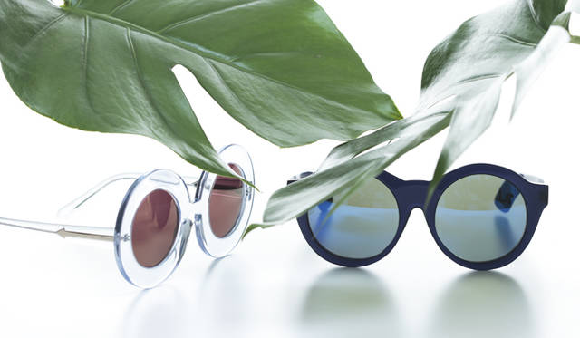 <strong>キーワードその②　“ギラギラ”</strong><h2>インパクト大！　のビッグフェイス</h2>個性的なミラーレンズに、さらにインパクトをプラスする超ビッグフェイス。左からカレン ウォーカーとクボラウム。かねてよりユニークなデザインで人気を集めるカレン ウォーカーはこの夏も期待通り、クリアで幅の広いクリアフレームという、他に類を見ないクリエイティブを披露してくれた。いっぽう向かって右、ベルリン発のクボラムは2012年にデビューしたばかりの新進アイウェアブランド。今年日本に本格上陸を果たした話題の注目株だ。<br /><br />サングラス 左から 3万450円 ※参考価格（カレン ウォーカー アイウエア／ディプトリクス　Tel. 03-3409-0089）、3万2760円（クボラム／ジェムプロジェクター　Tel. 03-6418-7910）