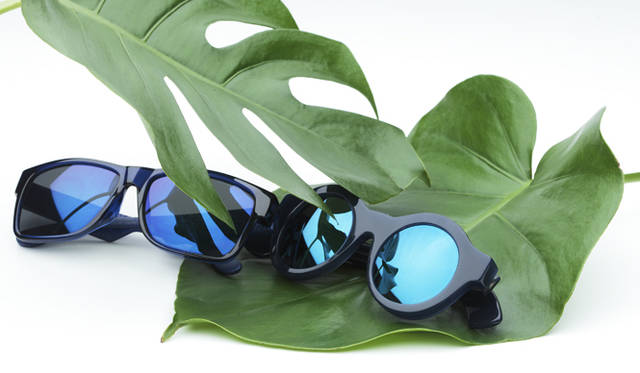 <strong>キーワードその②　“ギラギラ”</strong><h2>ブラウンよりモード、ブラックよりこなれた“ネイビー”</h2>カジュアルなブラウンやエッジの効いたブラックに対し、知的でこなれた印象を与えるネイビーは、春夏シーズンのトレンドカラーでもある。レンズはブルーのカラーミラー。夏らしい軽やかな服にうってつけのカラーリングだ。<br /><br />サングラス 左から 1万3650円（カレラ／サフィロジャパン　Tel. 03-5148-7071）、2万6250円（クボラウム／ブリンク・ベース　Tel. 03-3401-2835）