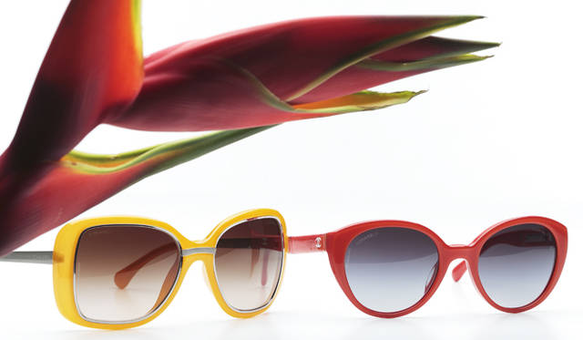 <strong>キーワードその③　“カラフル”</strong><h2>So Fresh!　弾けるビタミンカラー</h2>春夏のトレンドカラーでもあるイエローと、ビビッドなオレンジ。夏の日差しに映えるフレッシュなビタミンカラーを小物でプラスして、いつものコーディネイトをぐっと華やかに！<br /><br />サングラス 左から 4万4100円、4万2000円（ともにシャネル／シャネル アイウエア事業部　Tel. 03-3780-5201）