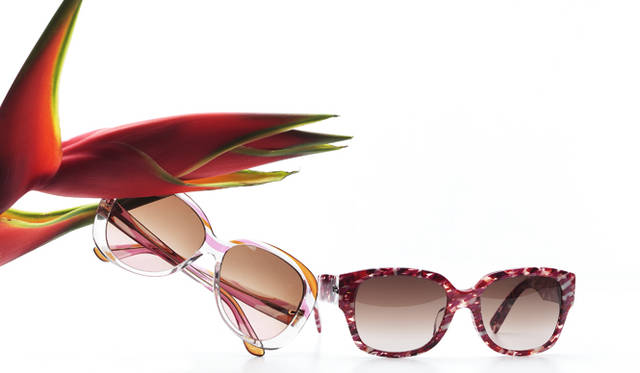 <strong>キーワードその③　“カラフル”</strong><h2>近づくほど見惚れる “いい女”サングラス</h2>レオパードやゼブラなど定番のアニマルパターンからジオメトリックパターンまで、ハッと目がいく“柄モノ”も多くみられるこの夏。向かって左、ピンクとオレンジの鮮やかな色づかいと流麗なパターンは、ご存知エミリオ・プッチの“プッチ柄”だ。ベースがクリアなのでとても涼しげ。いっぽう、存在感のあるミックスカラーはディオール。上品さのなかにスパイスを効かせるビビッドな色づかいで視線を奪う。<br /><br />サングラス 左から 4万5150円（エミリオ・プッチ／エミリオ・プッチ カンパニー　Tel. 03-5410-8992）、3万6750円（ディオール／サフィロジャパン　Tel. 03-5148-7071）