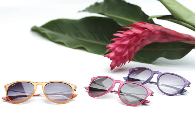 <strong>キーワードその③　“カラフル”</strong><h2>“いま”の気分を捉えたレイバンの新作</h2>大きすぎず小さすぎず、ほどよいミドルサイズとレトロなティアドロップのシルエット。そしてセルとメタルのコンビネーションと、トレンド感満載のレイバンの新作はミルキーなキャンディカラーが揃う。細身のボディは自重も軽く、メタルのテンプルがしなやかにフィットするストレスフリーなかけ心地。ファッション性だけではない機能性の高さもレイバンならではの魅力である。<br /><br />サングラス 各1万6800円（レイバン／ミラリ ジャパン　Tel. 03-5428-1030）