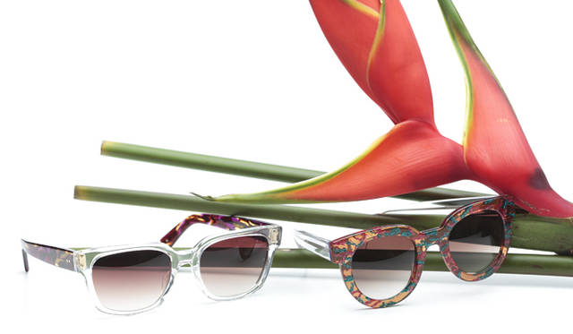 <strong>キーワードその③　“カラフル”</strong><h2>クリア×柄の効能</h2>“無色透明”もひとつの色。色とりどりのフレームのなかでひときわユニークなクリアフレームは単色だとやや前衛的だが、インパクトのある“柄”と組み合わせることでポップでモダンな仕上がりに。クラシカルなスタイルが注目されるなか、ひとと差をつけるならクリアがお薦めである。<br /><br />サングラス 左から 3万4650円（オリバー ゴールドスミス／コンティニュエ　Tel. 03-3792-8978）、4万2000円（ティエリー ラスリー／ブリンク青山本店　Tel. 03-5775-7525）