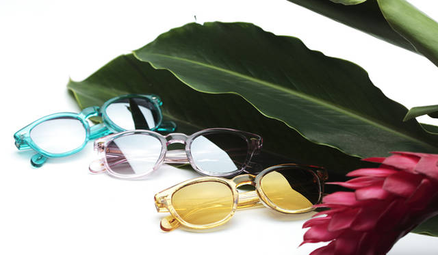 <strong>キーワードその③　“カラフル”</strong><h2>ポップなキャンディカラーは限定モデル！</h2>クラシカルなデザインを得意とする人気のオリバーピープルズからもポップなキャンディカラーが登場。ユニセックスなミドルサイズで、ややミラー感のあるレンズが今年らしい。透明感のあるクリアな発色で涼しげな表情に。代官山店限定の展開となる。<br /><br />サングラス 左から 各3万5700円、3万3600円（オリバーピープルズ／オリバーピープルズ 代官山　Tel. 03-6427-8930）※代官山店限定