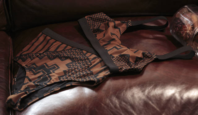 <strong>流行りのジオメトリックパターンもブラウンベースで大人顔</strong><br />この夏のトレンドであるカジュアルなジオメトリックパターンも、落ち着いたブラウン×ブラックの上品なトーンで表現すればこんなにも大人なスタイルに。ハイウェストのレトロなシルエットが今年らしい。<br /><br />スイムウェア　3万450円（P.A.M.／ディプトリクス ショールームTel. 03-3409-0089）