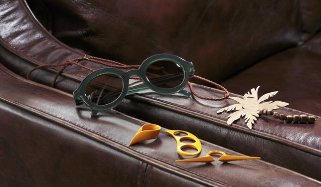 <strong>洗練された大人の着こなしに遊び心を</strong><br />ベーシックな色味でまとめた落ち着きのある大人のリゾートスタイルを完成させるのは、遊び心のあるユニークなアクセサリー。ポップなカラーやデザインを取り入れて、バカンスのハッピーな気分を演出したい。<br /><br />ネックレス 1万9950円（レナード ビジュー／スーパー エー マーケット　Tel. 03-3423-8428）、サングラス 4万4100円（マイキータ／マイキータ ジャパンTel. 03-3409-3783）、リング 左から 2万4150円、2万5200円、2万4150円（ハンナ マーティン／ドーバー ストリート マーケット ギンザ　Tel. 03-6228-5080）