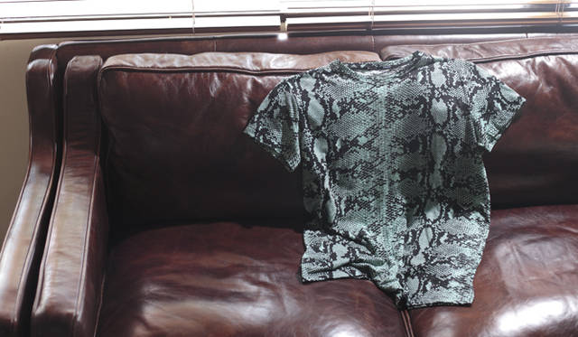 <strong>クールなパイソンをポップに</strong><br />ハードなパイソンをさらりとカジュアルに落とし込むコツは、夏らしいポップなカラーリングと薄手で柔らかい“てろん”とした質感にあり。うっすらと水着を透かせながらもヘルシーに着こなして。<br /><br />Tシャツ 2万6250円（プロエンザ スクーラー／ストラスブルゴ　Tel. 0120-383-653）