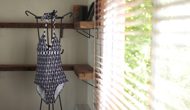 <strong>レトロなワンピースタイプがいま新鮮！</strong><br />ヘルシーなビキニタイプが主流だが、今年はおなじビキニでもショーツがハイウェストのものが多くみられるなど、レトロなムードがトレンドのようす。そんななかレトロでエレガントなワンピースタイプが、ここ数シーズンじわじわと注目されつつあるのをご存知だろうか。感度の高い人々のあいだで浸透しはじめているワンピース、この夏はぜひトライしたい。<br /><br />スイムウェア 2万1000円（オンダデマー／ユナイテッドアローズ 原宿本店 ウィメンズ館 Tel. 03-3479-8176）