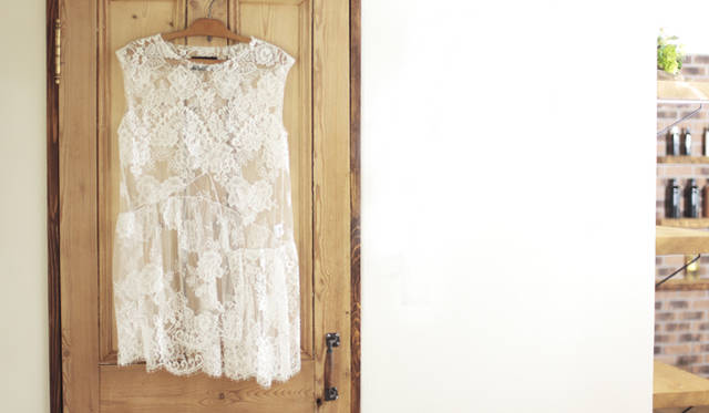 <strong>ピュアなホワイトレースから漂うイノセンス</strong><br />デリケートな素材感とピュアなホワイトに感じるイノセントな魅力と、大人の色気とのギャップがB.B.スタイルのキモ。素肌にベールをかける繊細なレースドレスは、女心をくすぐるレースづかいを得意とするロンドン発の注目ブランド、シモーネ ロシャのもの。裾を軽やかに揺らしながら、カジュアルにさらっと着こなしたい。<br /><br />ドレス 11万4450円（シモーネ ロシャ／ドーバー ストリート マーケット ギンザ Tel.03-6228-5080）