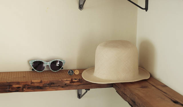 <strong>小粋なフレンチシック・スタイルを完成させるアクセサリー</strong><br />タータンチェックのサングラス、丸みのあるガーリィなシルエットのハット、マリンテイストのリングなど、小物までフレンチシックに統一して、小粋なパリジェンヌ気分を盛り上げる。<br /><br />左から サングラス 1万4700円（オープニングセレモニー／オープニングセレモニー Tel. 03-5466-6350）、リング 1470円 リング 1890円（ともにアーメル／スーパー エー マーケット Tel. 03-3423-8428）、帽子 4万7250円（シャー／ドーバー ストリート マーケット ギンザ Tel. 03-6228-5080）