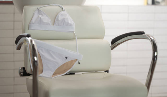 <strong>小気味のいいスポーティなデザイン</strong><br />好感度大のフレッシュなホワイトのビキニは毎年人気だが、この夏はおなじホワイトでもフェミニンなものではなく、ファッションのトレンドと同様に“スポーティ”がキーワード。メンズライクのシンプルなデザインを得意とするT by アレキサンダー ワンらしいシャープなスイムウェアは、人気のホワイトビキニを今年顔にアップデイトする。<br /><br />スイムウェアトップ 1万6800円 ボトム 1万3650円（ともにT by アレキサンダー ワン／リステア Tel. 03-5413-3708）