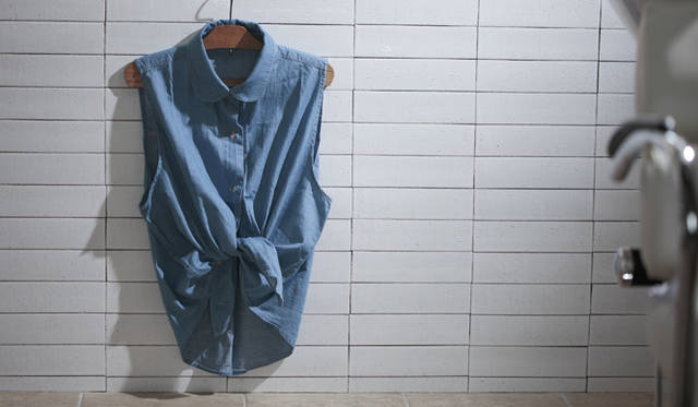 <strong>太陽が似合うフレッシュな最強コンビ</strong><br />ホワイトビキニと相性抜群のカジュアルなデニムシャツは、裾を結んでチラリとおヘソをのぞかせてヘルシーにアレンジ。ガーリィな丸襟が爽やかな着こなしに女性らしい“甘さ”をプラスする。<br /><br />デニムシャツ 5800円（アメリカンアパレル／アメリカンアパレル カスタマーサービス Tel. 03-6418-5403）