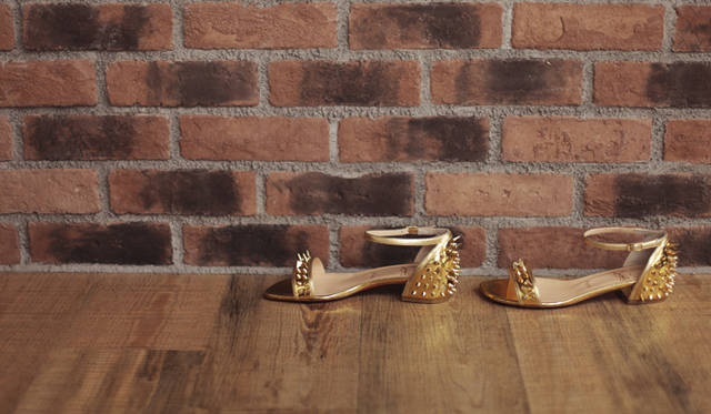 <strong>とびきり“トガった”ロックスタイル</strong><br />遊び心のあるカジュアルなコーディネイトは、ヒール部分にまでスタッズをほどこした“トガった”サンダルで辛口のスパイスを。モードな足元に全体の雰囲気に緊張感が生まれ、大人な着こなしへと昇華する。<br /><br />サンダル[H2cm] 9万3450円（クリスチャン ルブタン／リステア Tel. 03-5413-3708）