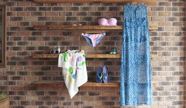 <strong>ドレスの裾が優雅に揺れるゴージャスなセレブスタイル</strong><br />ボタンダウンのシャツドレスの前を開けて、水着のうえに羽織るようにスタイリングするのがポイント。歩くたび裾が風に大きくなびくゴージャスなルックは、まるでセレブのような優雅なリゾートスタイルを完成させる。夏の定番であるロングドレスも、トランスペアレントな素材感で今年らしくアップデイト。インパクトのあるレオパードプリントは、涼しげなブルーで軽やかに。足元も同色で統一することで中に着た水着の印象が際立ち、視線を釘付けに！