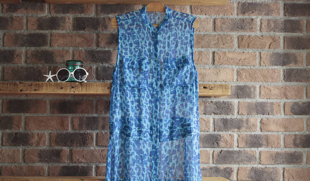 <strong>グラマラスなレオパードを軽やかにこなす</strong><br />透明感溢れる柔らかな上質素材と繊細なブルーの色味によって迫力のレオパードプリントも軽やかで涼しげな印象に。胸元のフラップポケットがミリタリーのアクセントを添える辛口な一枚である。華やかなホワイトのサングラスでグラマラスに仕上げたい。<br /><br />左から サングラス 2万4150円（ハイディ／スーパー エー マーケット Tel. 03-3423-8428）、ロングドレス 3万5700円（エキプモン／ルシェルブルーカスタマーサービス Tel. 03-3478-9106）