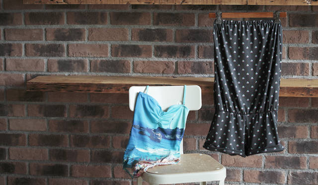 <strong>オールインワンタイプが豊作</strong><br />ヘルシーなビキニも魅力だが、今年は断然オールインワンのシルエットが新鮮。しばらくメインストリームになかったアイテムだけに抵抗があるひとも多いと思うが、カジュアルに着られるショートパンツタイプでも気分は味わえる。この夏はぜひオールインワにトライしてほしい。<br /><br />スイムウェア 左から 2万1000円（アルベルティーヌ／ルシェルブルーカスタマーサービス Tel. 03-3478-9106）、1万2600円（レピドス／ビューティー＆ユース ユナイテッドアローズ 渋谷公園通り店 Tel. 03-5428-1894）