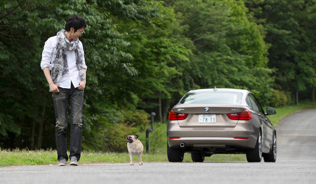 佐藤オオキ氏はtheoryの世界中の全てのフラッグシップショップのデザインを現在手がけている。この日の服装は、上下ともに、そのtheoryのもの。スカーフはZARA。<br /><br />そして、靴はもちろんCAMPERのもの。佐藤氏は10年以上、CAMPERの靴ばかり履きつづけ、2013年4月には、ニューヨーク5番街とマドリッドでCAMPERの大型店舗をデザインしている。また、現在、靴のデザインも手がけている最中だ