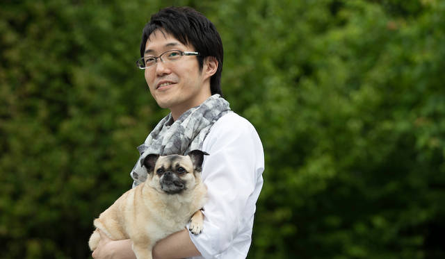 佐藤オオキ氏と愛犬 きなことともに