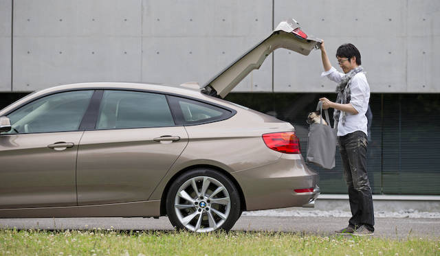 佐藤オオキ氏と愛犬 きなことともに