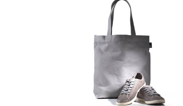 撮影日にも持参した、佐藤氏愛用のCAMPERの靴と、トートバッグ「nendo x ROOTOTE ルーパペット」