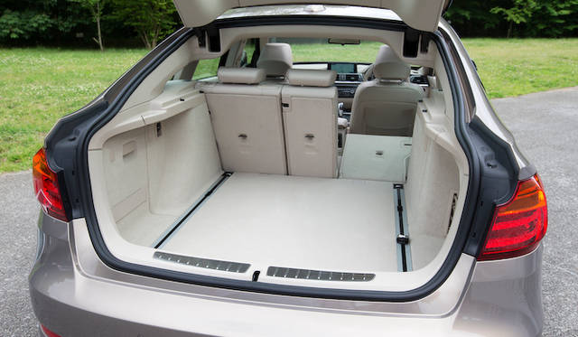 佐藤オオキ氏と愛犬 きなことともに