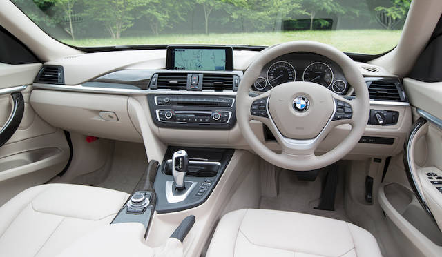 佐藤オオキ氏と愛犬 きなことともに