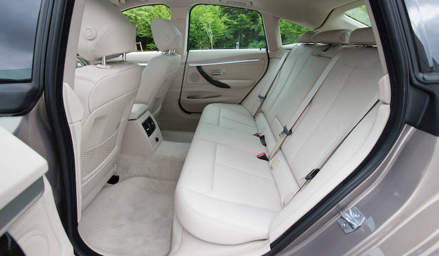 佐藤オオキ氏と愛犬 きなことともに