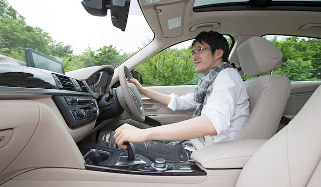 佐藤オオキ氏と愛犬 きなことともに