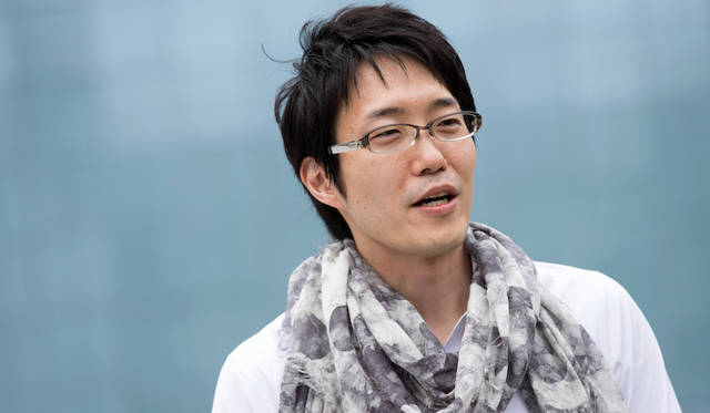 佐藤オオキ氏と愛犬 きなことともに