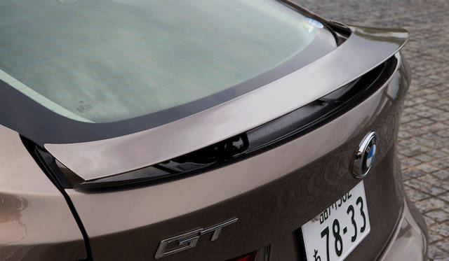 全高を低く抑えつつ、必要なダウンフォースを獲得するアクティブ・リヤ・スポイラー。車速の応じて自動的に、上昇/格納することで、車両後方の空気の流れを調節し、最適なダウンフォースを実現。ドアパネルのスイッチから手動で操作することもできる