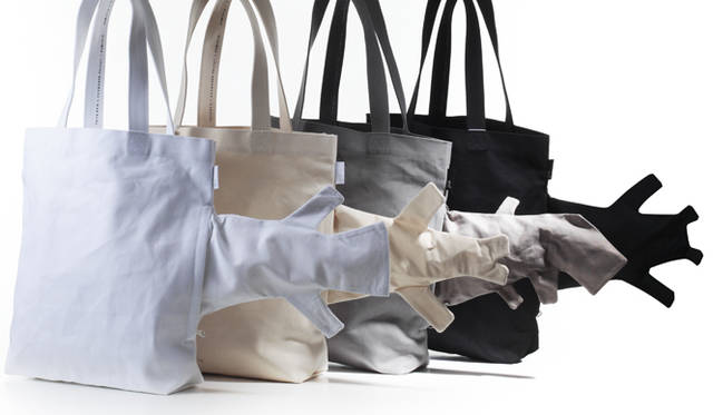 サイドポケットが便利なROOTOTEのトートバッグ「ルーポケット」。それにnendoならではの楽しさにあふれるデザインをくわえたのが「nendo x ROOTOTE ルーパペット」だ。トートバッグの内側からサイドポケットに手を入れると、ポケットが指人形に。手前から、ニンゲン、カンガルー、キョウリュウ、クマ