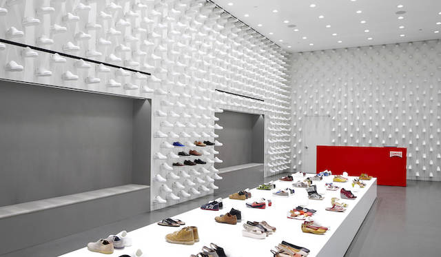 佐藤オオキ氏デザインのCAMPER ニューヨーク店<br />「空中を自由に歩き回るクツ」をテーマに、大阪、パリ、サンフランシスコ、モスクワなどで展開された第一弾の小型店舗用コンセプトに引き続き、新たに第二弾として開発された大型店舗用コンセプト。高い天井高を活用するべく、カンペールの定番商品である「Pelotas」というクツを白い樹脂で成型し、それを使って空間を覆うことで、まるで「倉庫」のような整然とした雰囲気とボリューム感を空間に与えることにした。これらのクツは窓から入る外光に呼応するように陰影を壁面に生み出し、立体的なテクスチャーを空間にもたらす