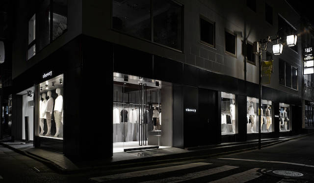 佐藤オオキ氏は世界すべてのtheoryフラッグシップショップのデザインを手がける<br />写真はtheory 自由が丘店