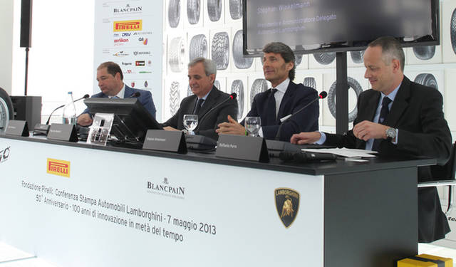 イベントの開会を宣言した、アウトモービリ・ランボルギーニのステファン・ヴィンケルマン社長兼CEO（右から2番目）