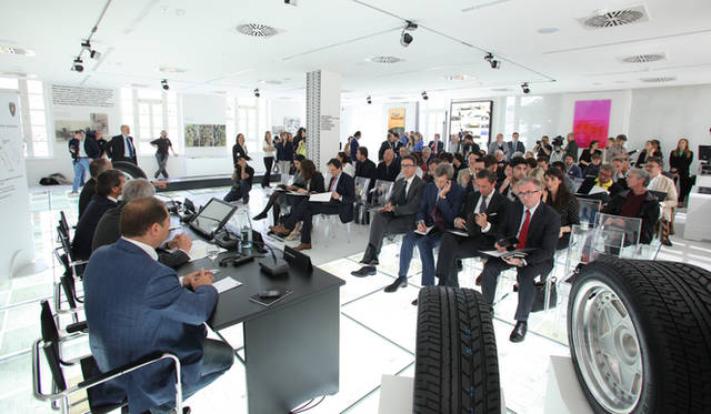 イベントの開会を宣言した、アウトモービリ・ランボルギーニのステファン・ヴィンケルマン社長兼CEO（右から2番目）