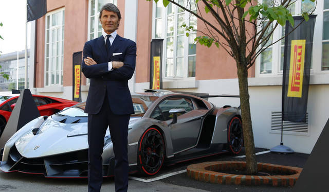 イベントの開会を宣言した、アウトモービリ・ランボルギーニのステファン・ヴィンケルマン社長兼CEO（右から2番目）