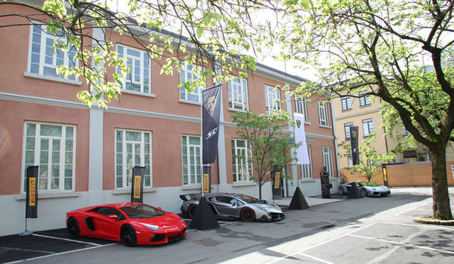 イベントの開会を宣言した、アウトモービリ・ランボルギーニのステファン・ヴィンケルマン社長兼CEO（右から2番目）