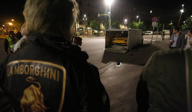 イベントの開会を宣言した、アウトモービリ・ランボルギーニのステファン・ヴィンケルマン社長兼CEO（右から2番目）