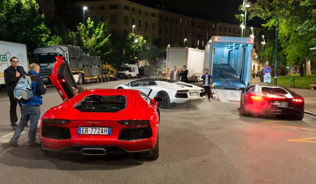 イベントの開会を宣言した、アウトモービリ・ランボルギーニのステファン・ヴィンケルマン社長兼CEO（右から2番目）