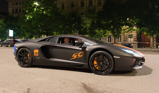 イベントの開会を宣言した、アウトモービリ・ランボルギーニのステファン・ヴィンケルマン社長兼CEO（右から2番目）