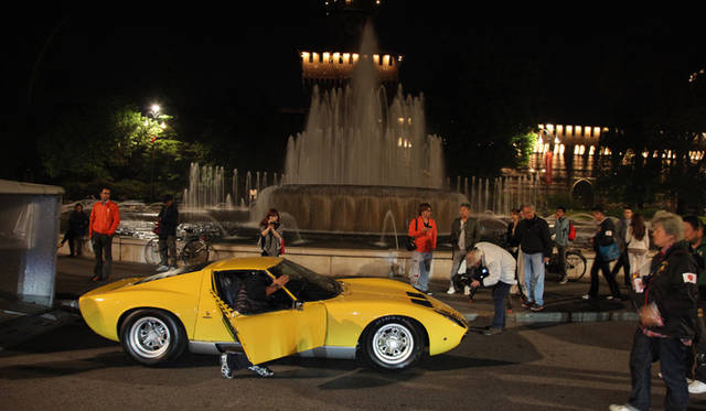 イベントの開会を宣言した、アウトモービリ・ランボルギーニのステファン・ヴィンケルマン社長兼CEO（右から2番目）