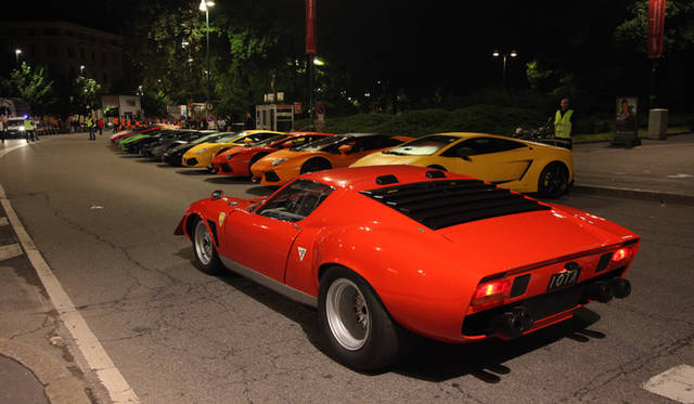 イベントの開会を宣言した、アウトモービリ・ランボルギーニのステファン・ヴィンケルマン社長兼CEO（右から2番目）